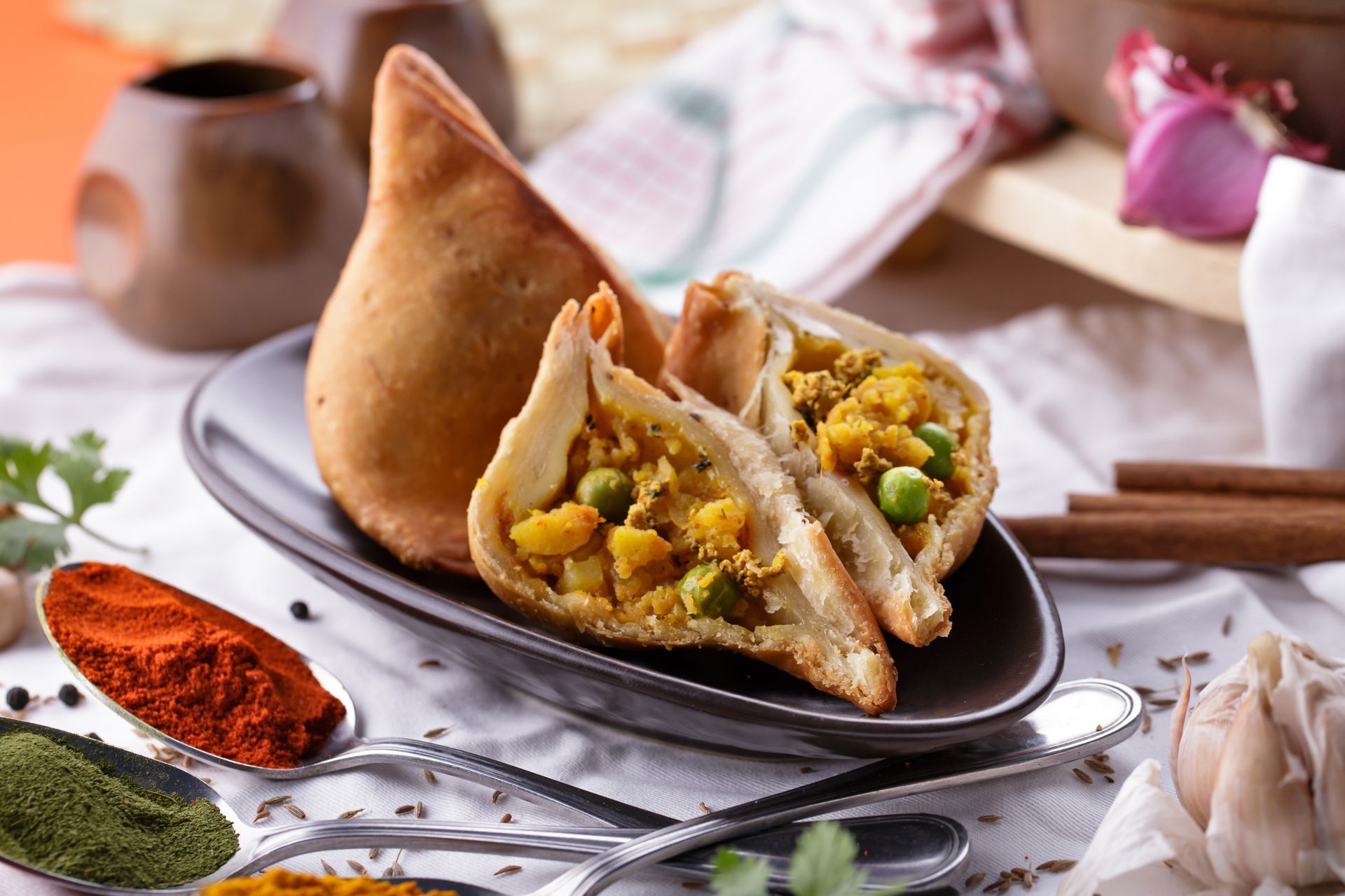 Des samosas indiens coupés en deux.