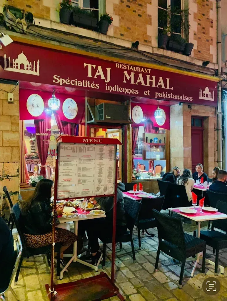 La façade et la terrasse du restaurant le Taj Mahal Orléans à Orléans.