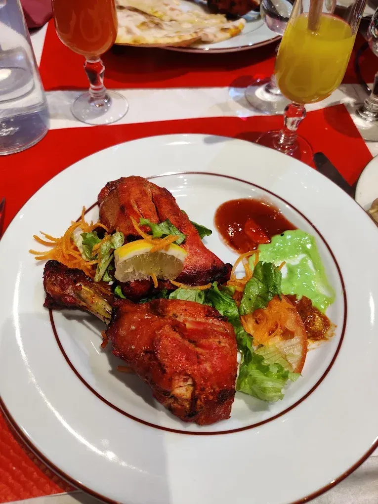 Du poulet grillé servi dans une assiette avec de la salade.