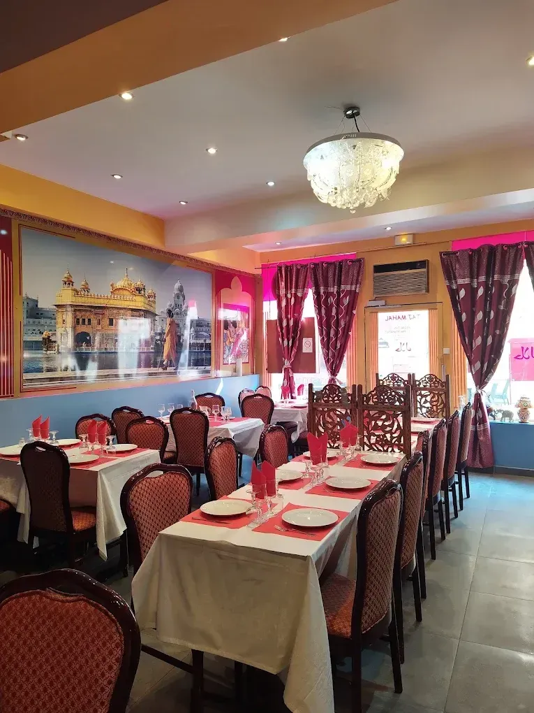 L'intérieur du Taj Mahal Orléans, avec des tables et des chaises soigneusement disposées.