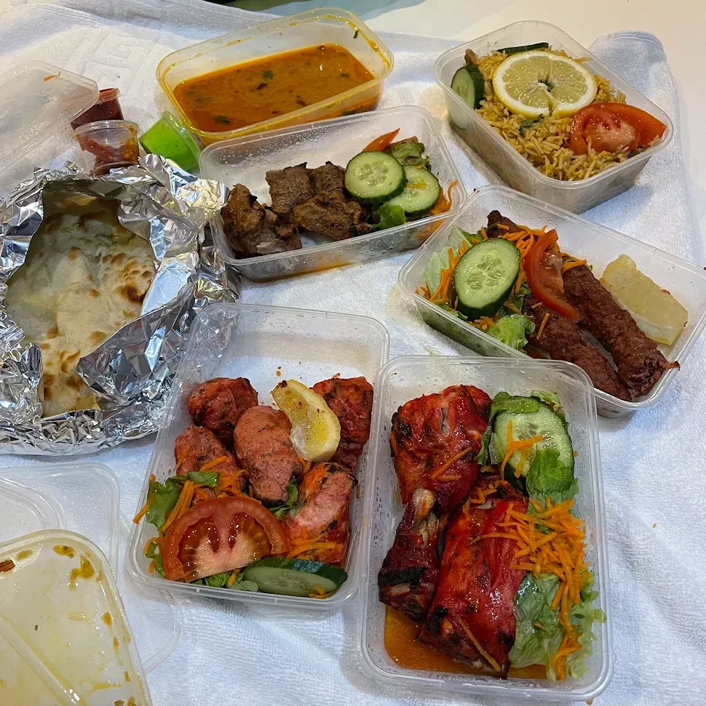 Plusieurs plats indiens dans des récipients en plastique.