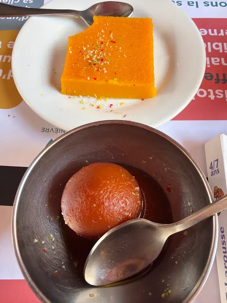 Deux desserts indiens : Halva et Gulab Jamun.