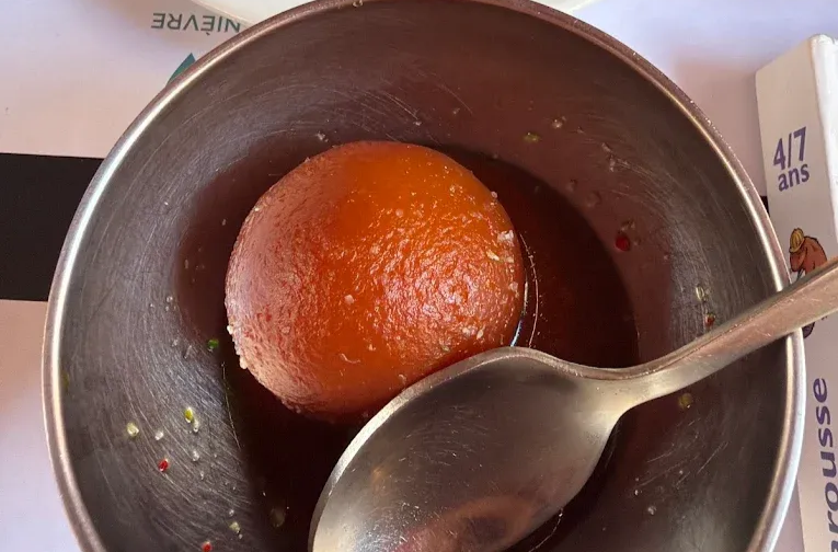 Gulab jamun servi dans un bol.