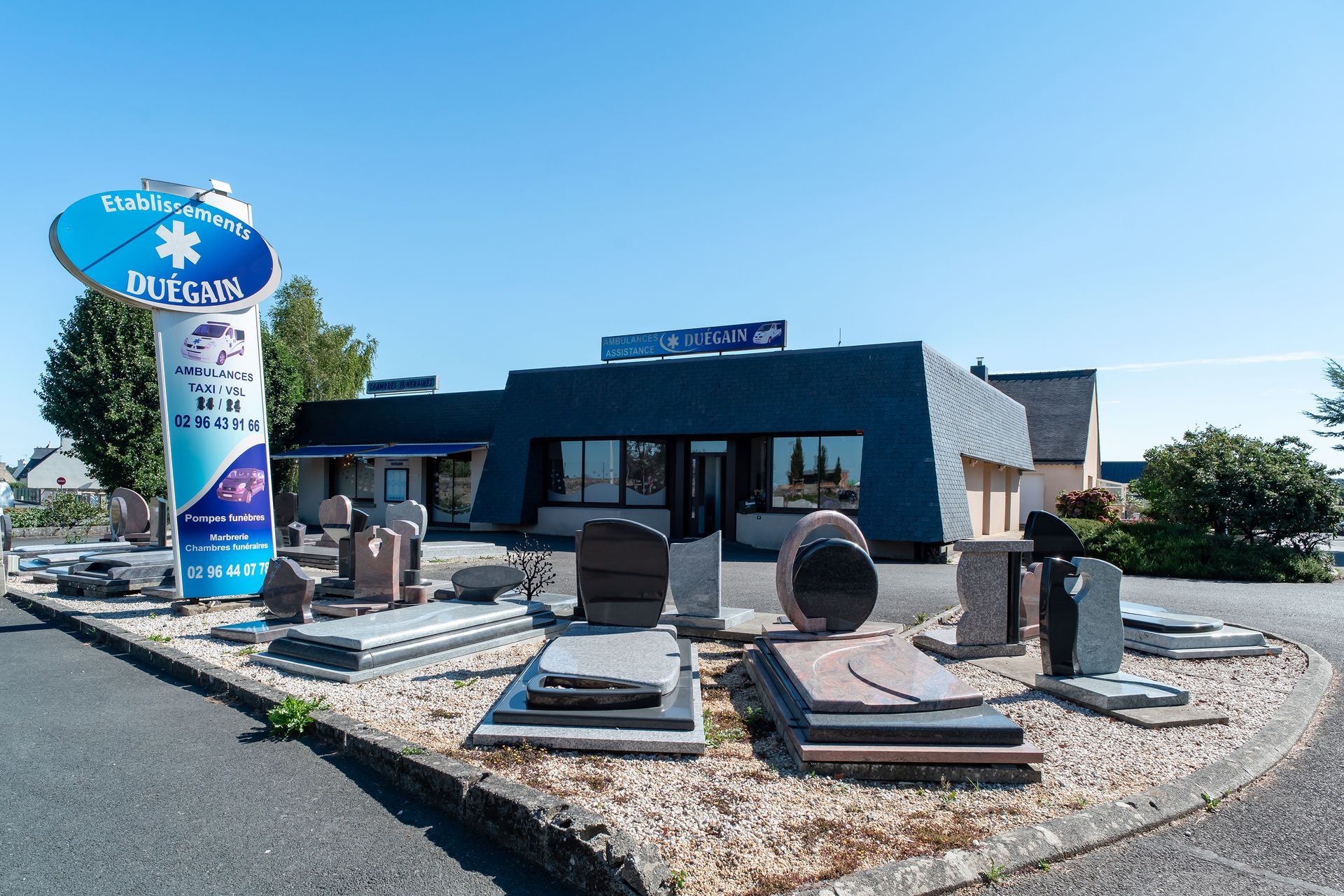 Monuments funéraires devant les pompes funèbres