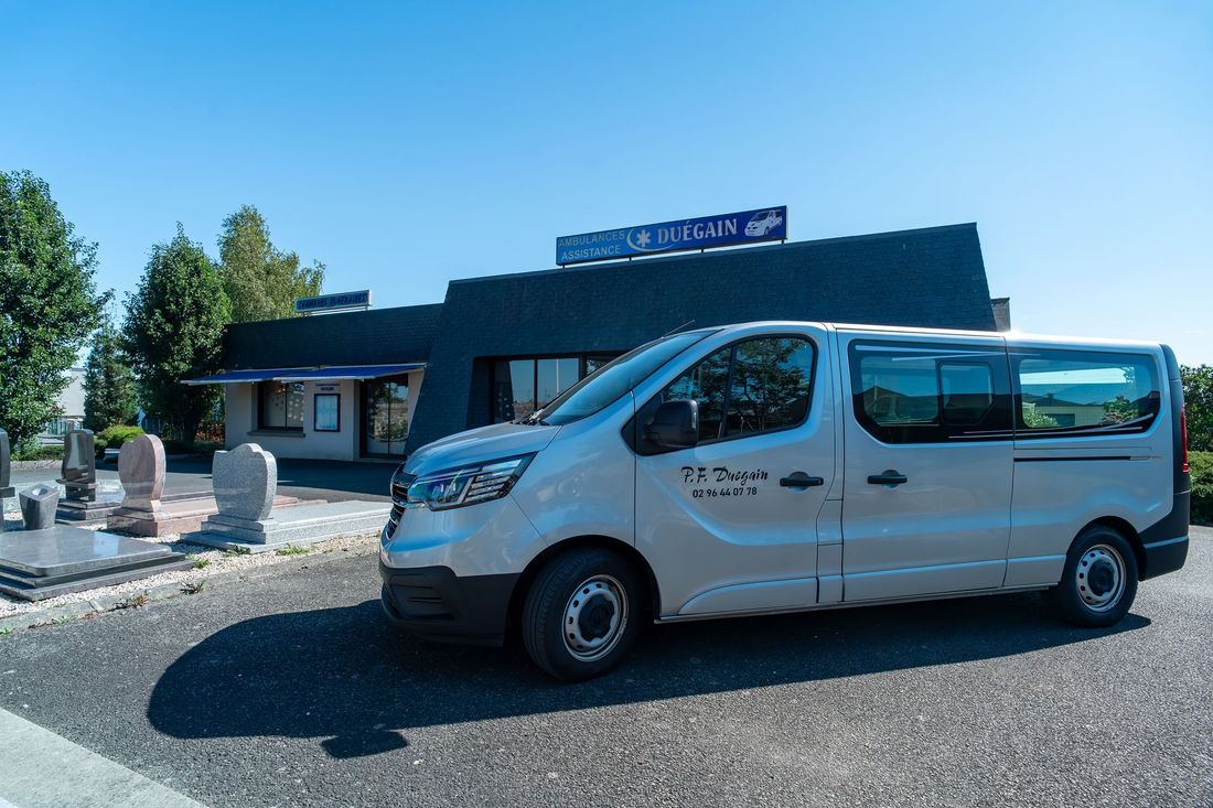 Corbillard blanc à coté de pierres tombales