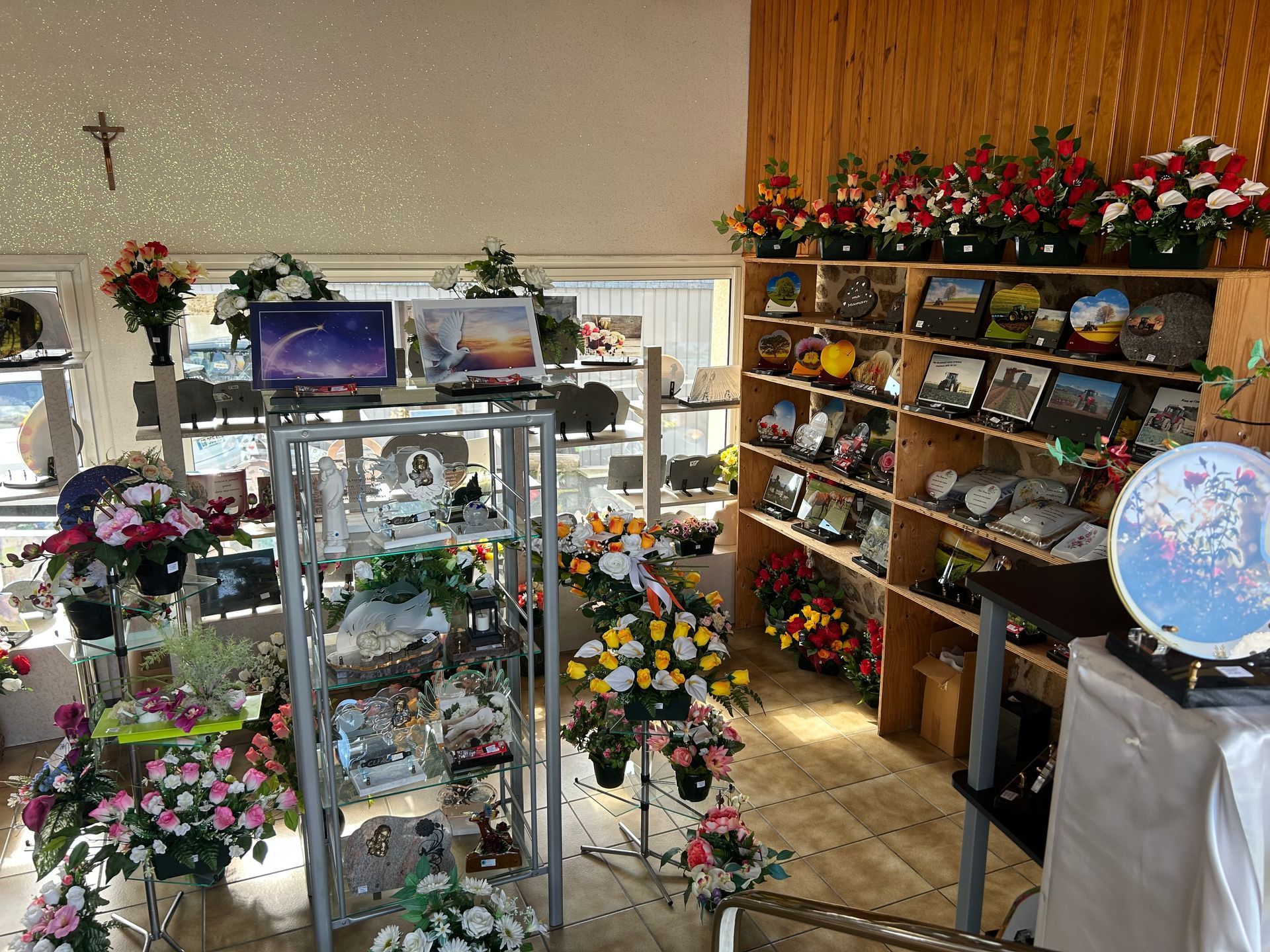 Plaques et fleurs funéraires