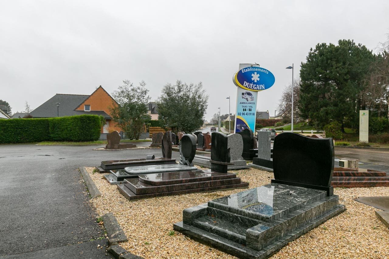 Monuments funéraires devant les pompes funèbres