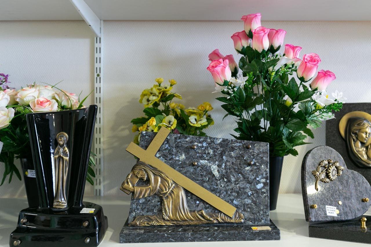 Plaque funéraire et fleurs artificielles