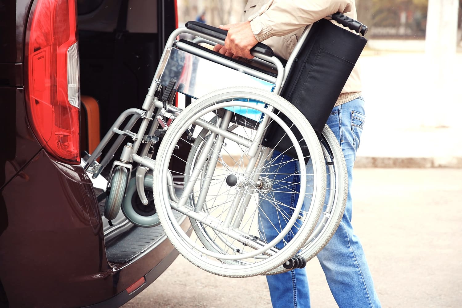 Chargement d'un fauteuil roulant dans un véhicule