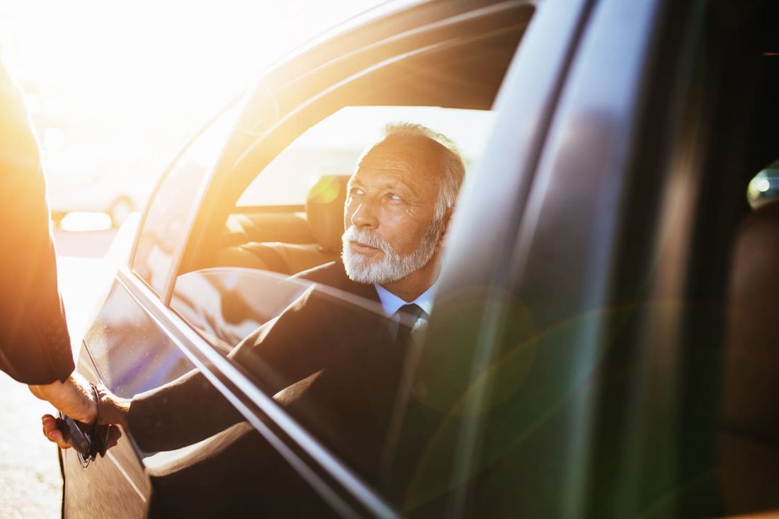 Chauffeur de taxi ouvrant la porte à son passager