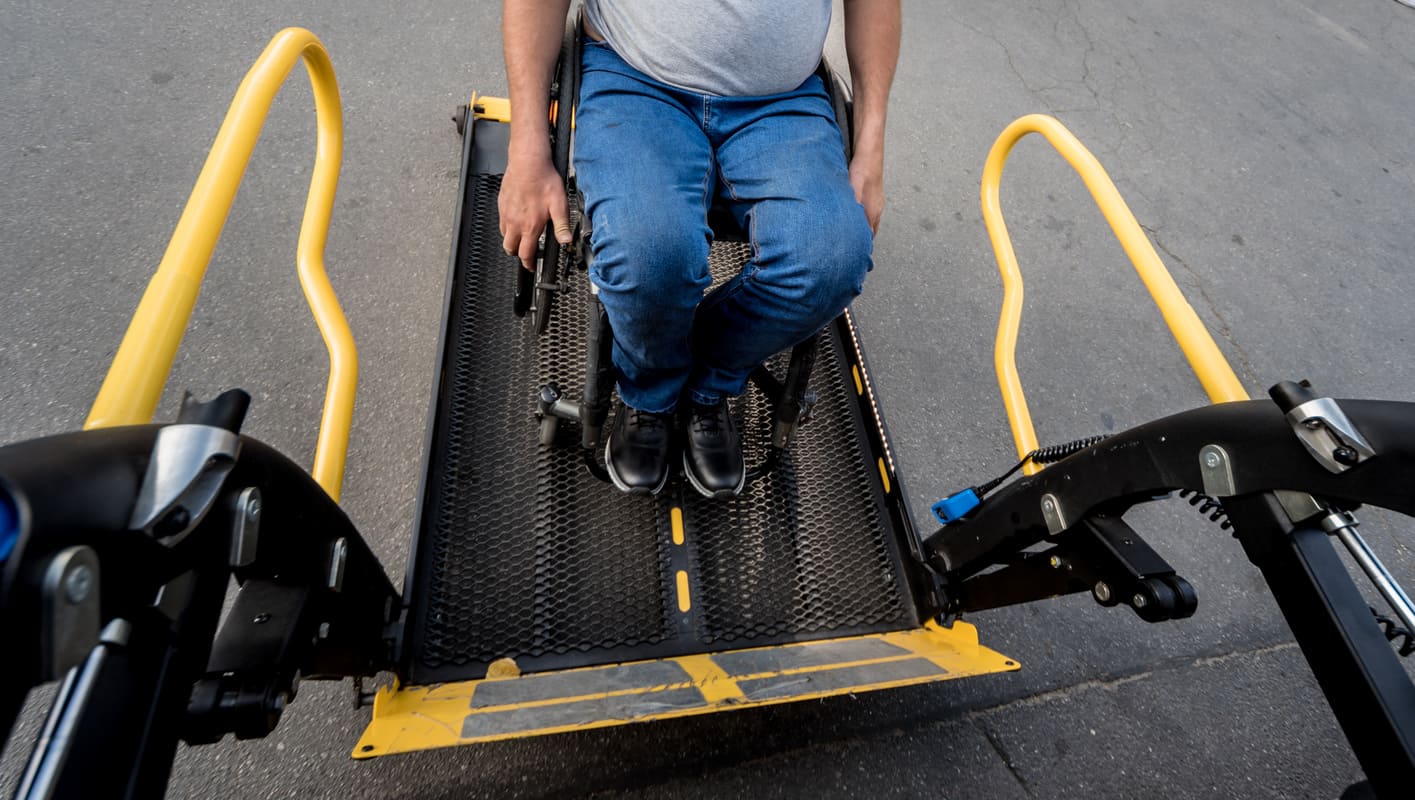 Véhicule équipé d'une rampe d'accès handicapé