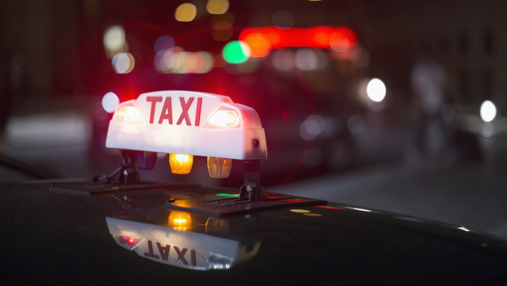 Gros plan sur une borne de taxi de nuit