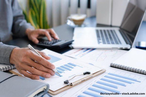 Steuerbüro Christl – Eine Person arbeitet am Schreibtisch