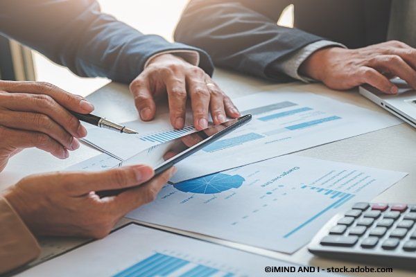 Steuerbüro Christl – Eine Person arbeitet am Schreibtisch