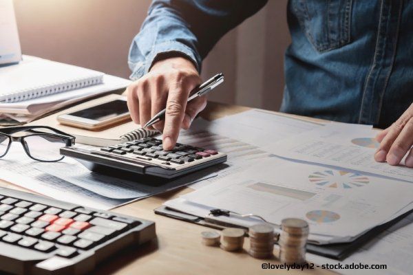 Steuerbüro Christl – Eine Person arbeitet am Schreibtisch