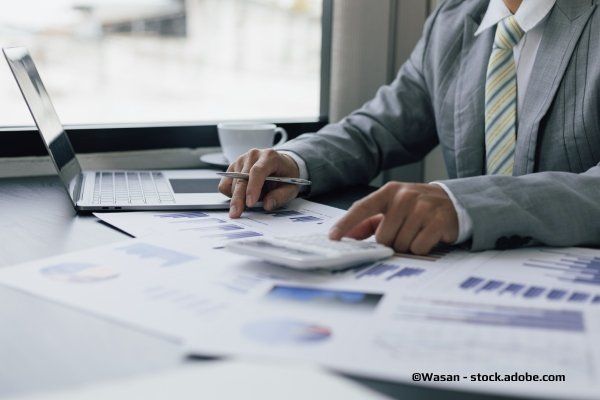 Steuerbüro Christl – Eine Person arbeitet am Schreibtisch