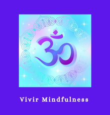 Un símbolo OM morado y azul sobre un fondo azul con las palabras vivir mindfulness debajo.