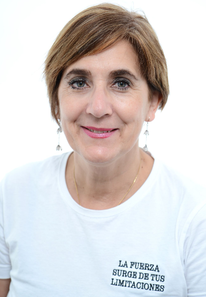 A woman wearing a white shirt that says la fuerza surgir de tus limitaciones