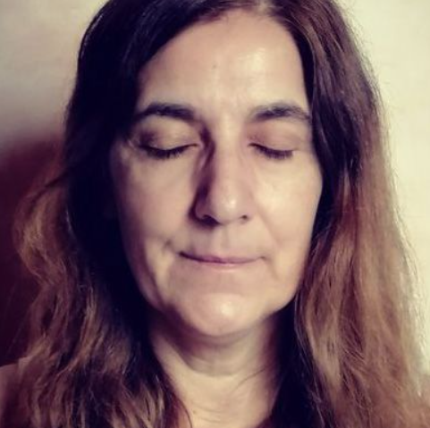 Un primer plano del rostro de una mujer con los ojos cerrados.