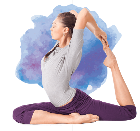 Una mujer con una camisa gris y pantalones morados está haciendo yoga.