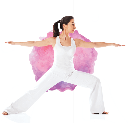 Una mujer con una camiseta blanca y pantalones blancos está haciendo una pose de yoga.