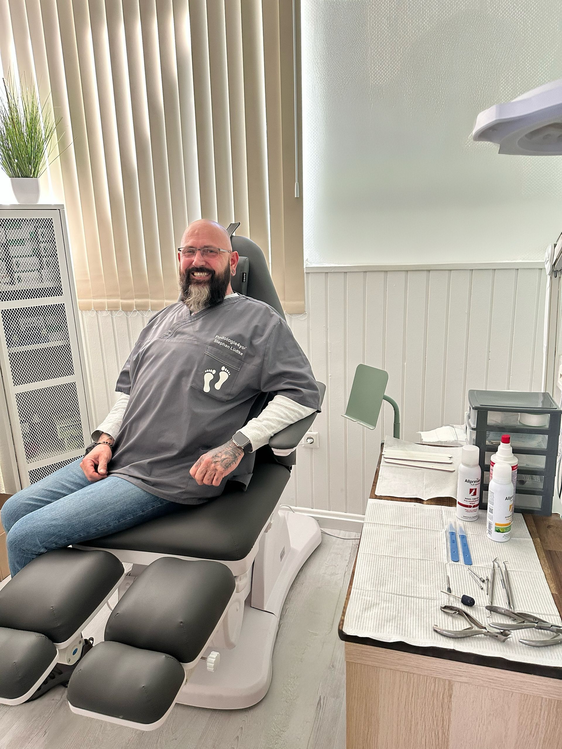 Frau zeigt eine Einlegesohle in einer Praxis