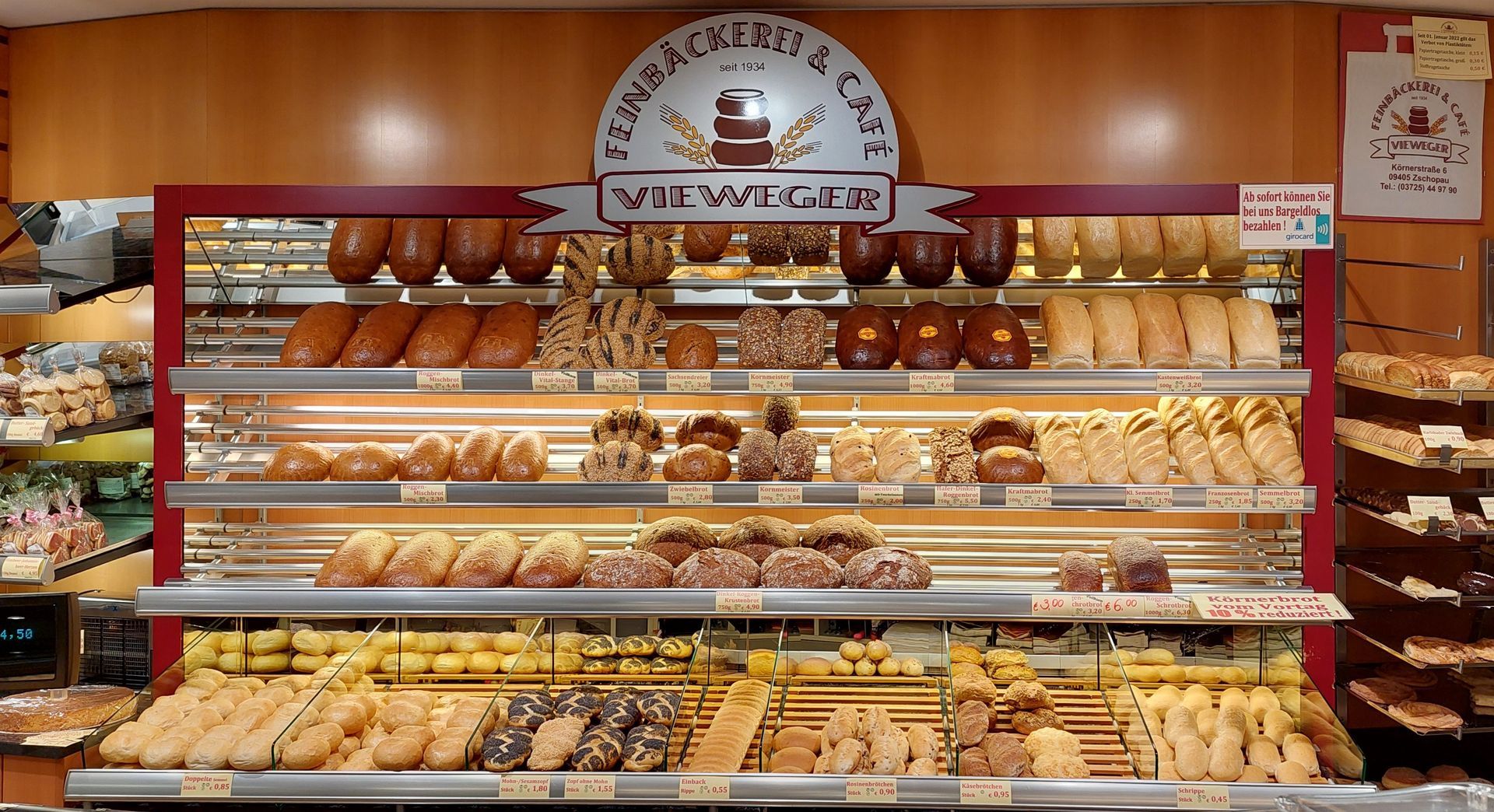 Auslage in einer Bäckerei, verschiedenste Teigwaren sind zu sehen