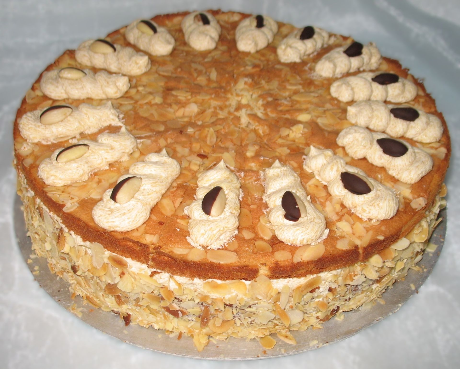 Frische Torte mit Mandelrand und Verzierung oben drauf