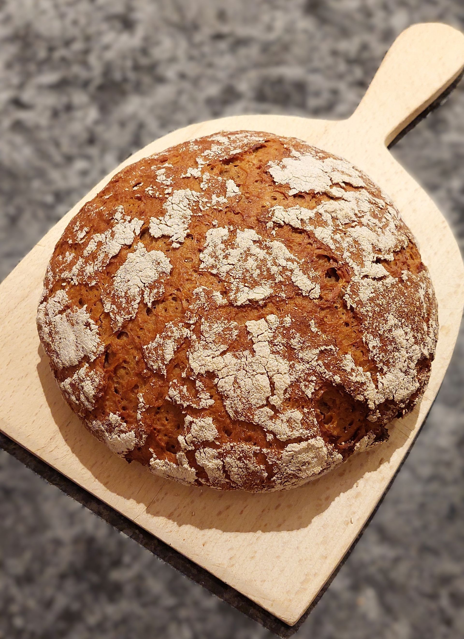 Frisch gebackenes Brot auf einem Holzuntergrund