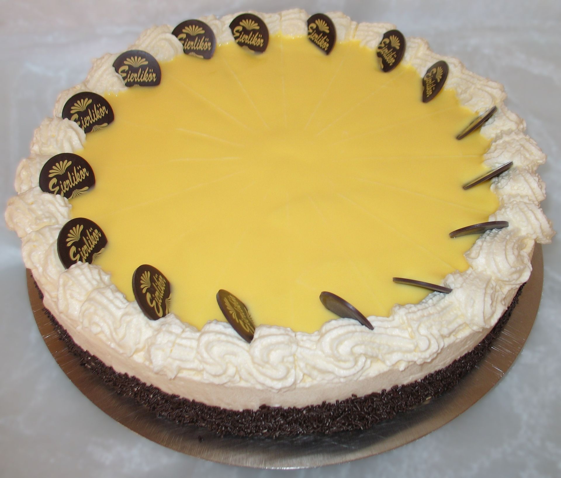 Eine verzierte, helle Torte