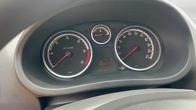 Un primer plano del tablero de un automóvil con un velocímetro y un tacómetro.