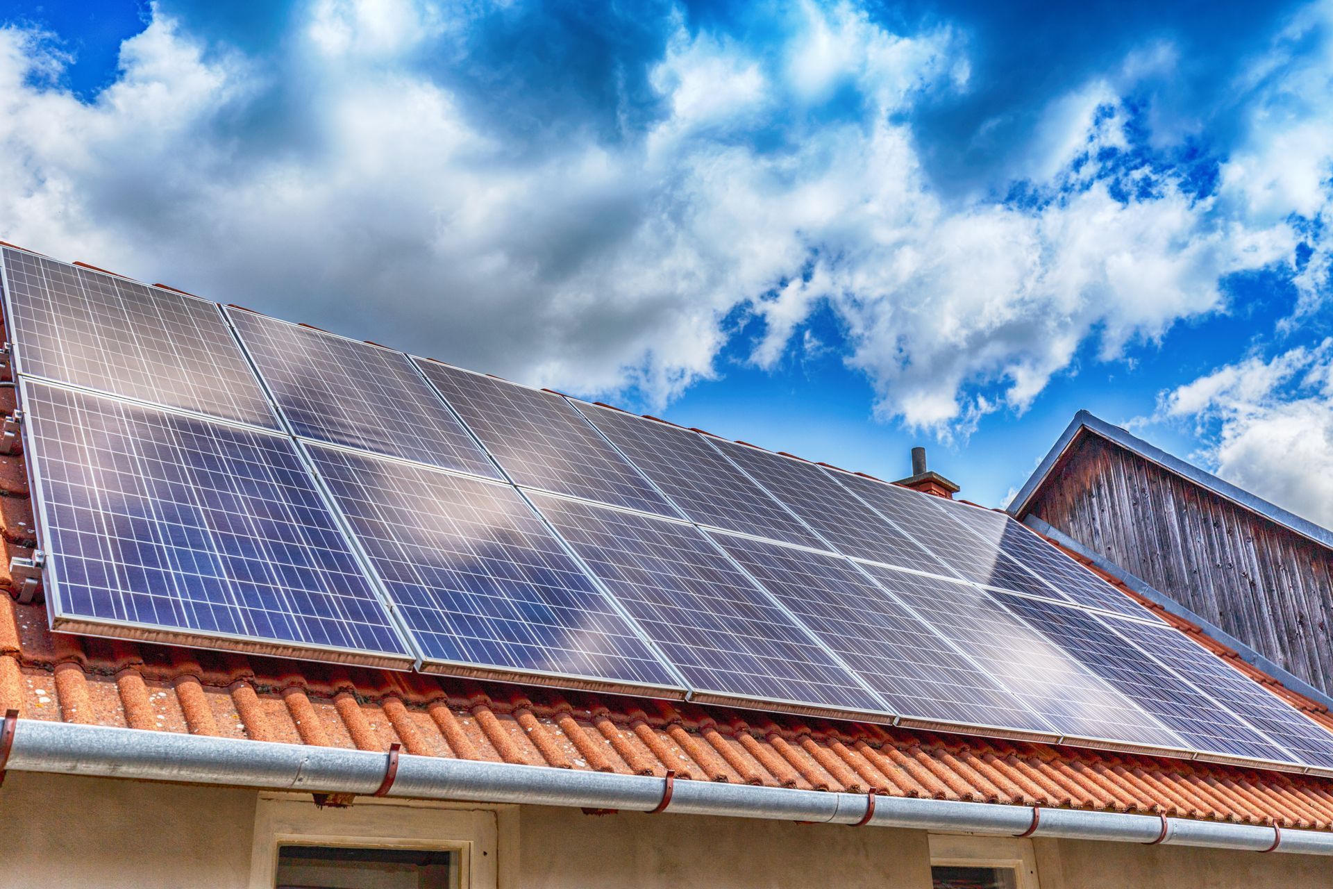 Panneaux solaire installé sur un toit de maison 