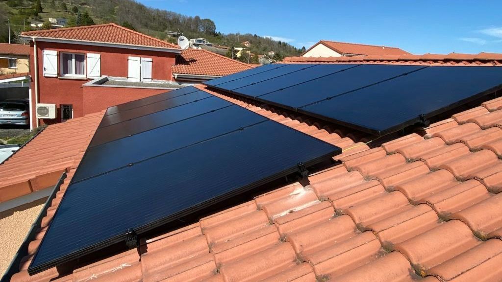 Panneaux solaires sur une toiture de maison