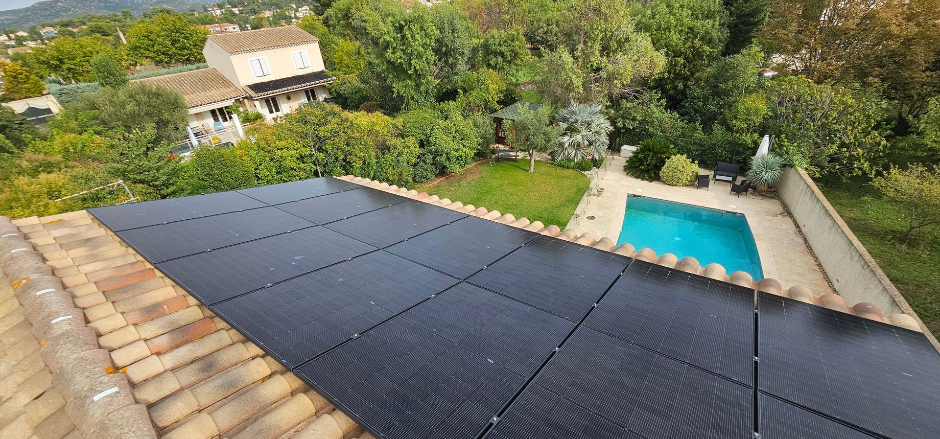 Plusieurs panneaux solaires posés