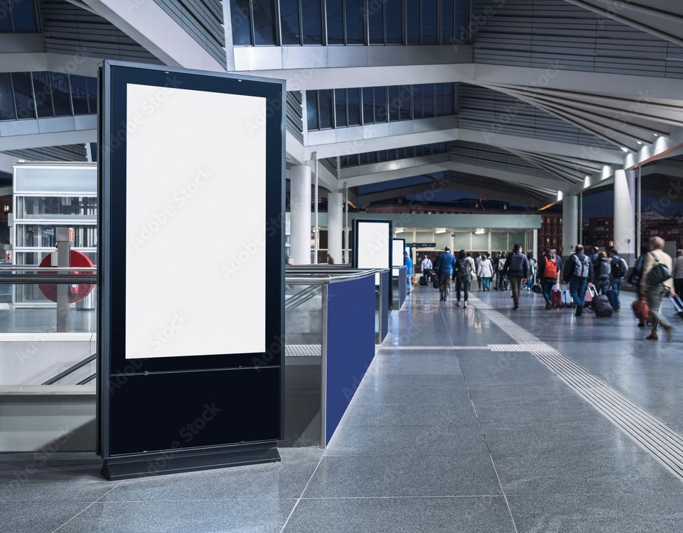 Gare avec des personnes qui marchent.