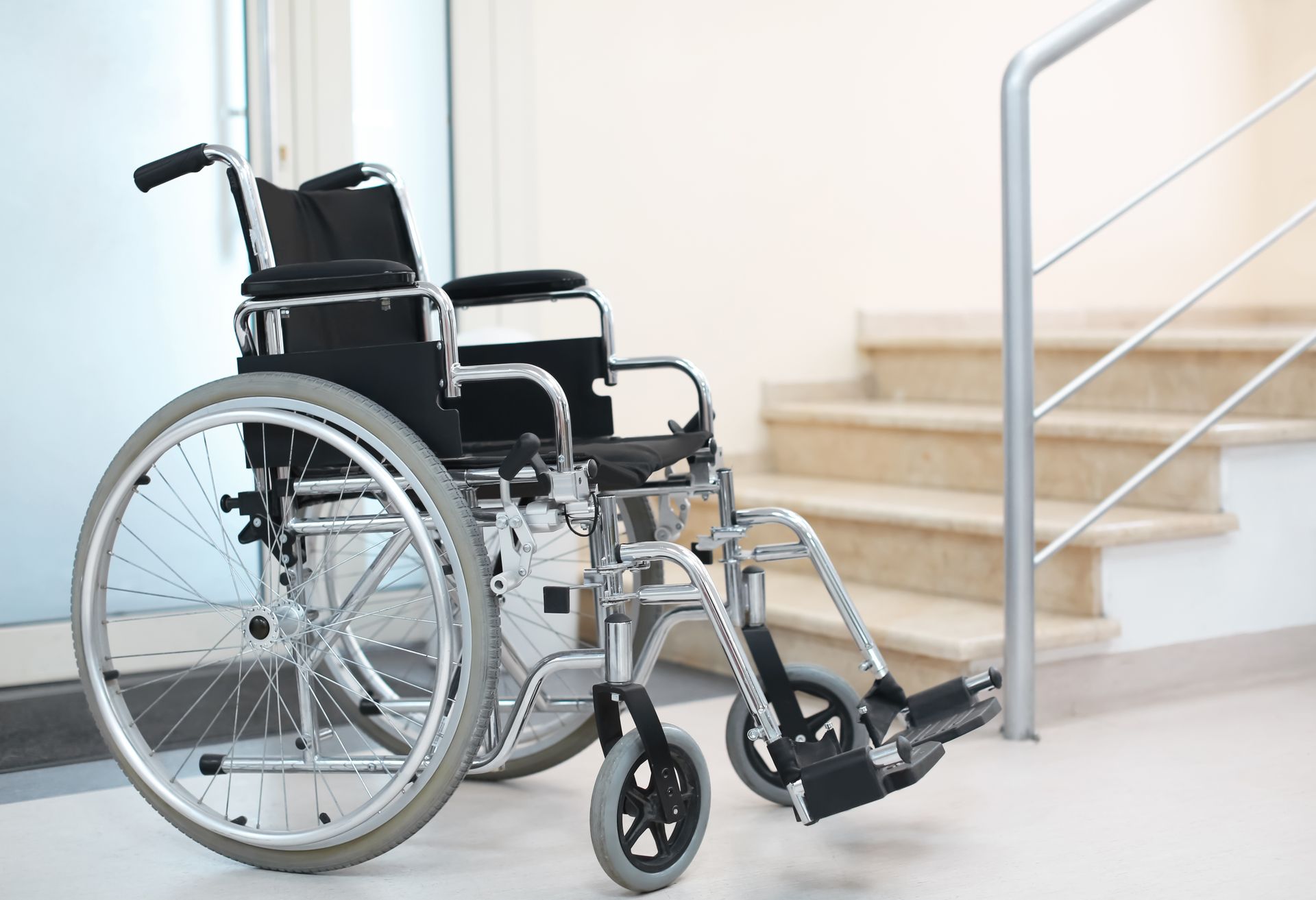 Un fauteuil roulant.