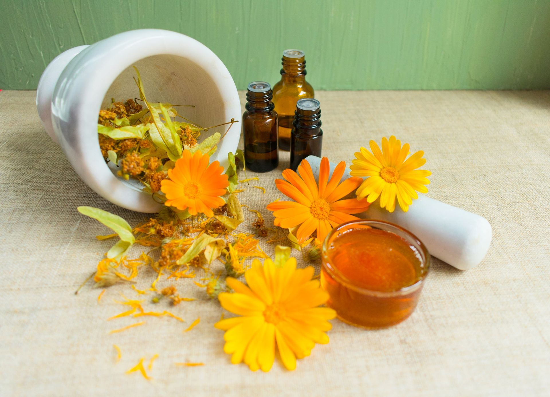 Des huiles essentielles et des fleurs.