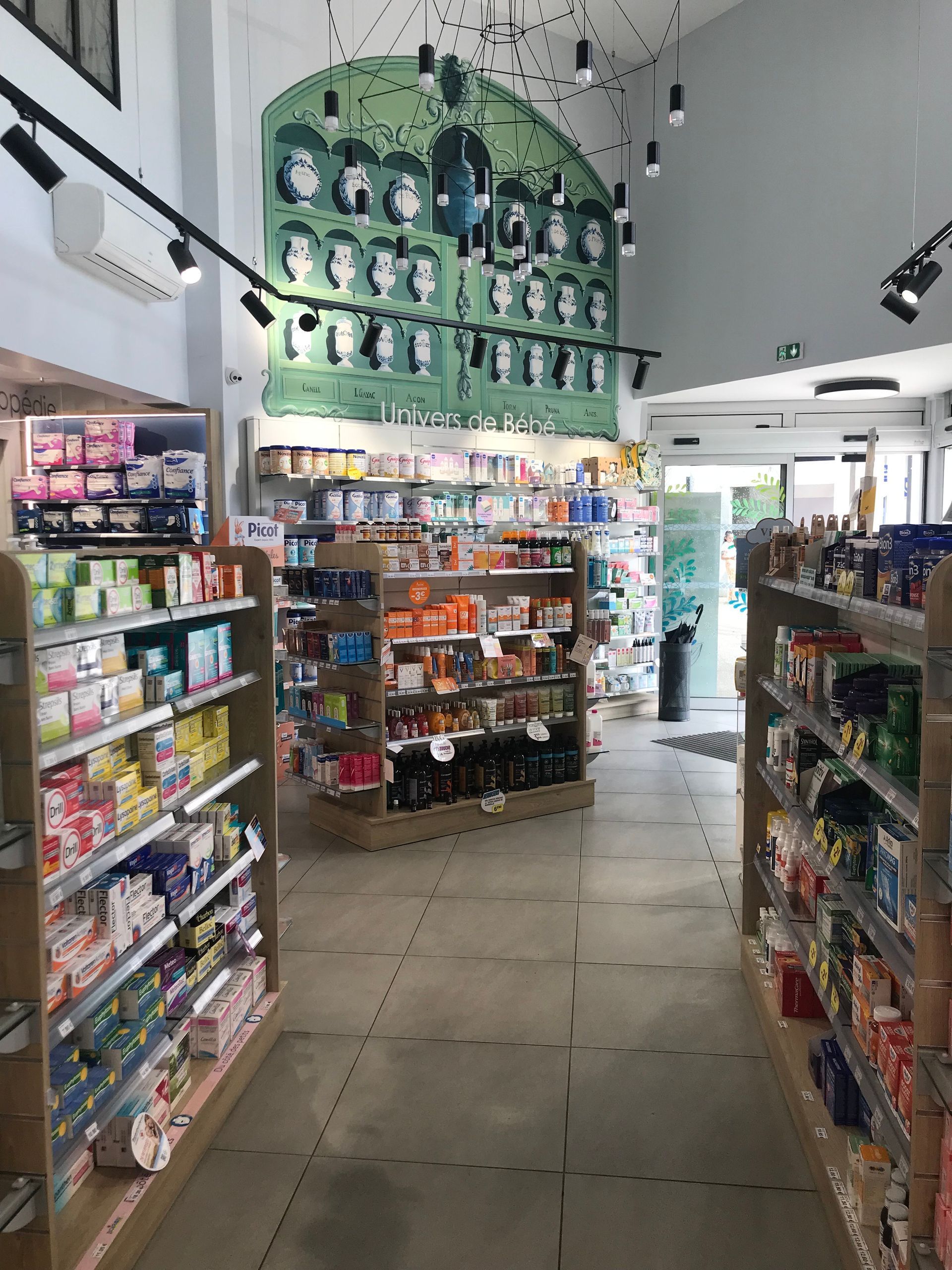 Des produits de beauté dans la pharmacie.