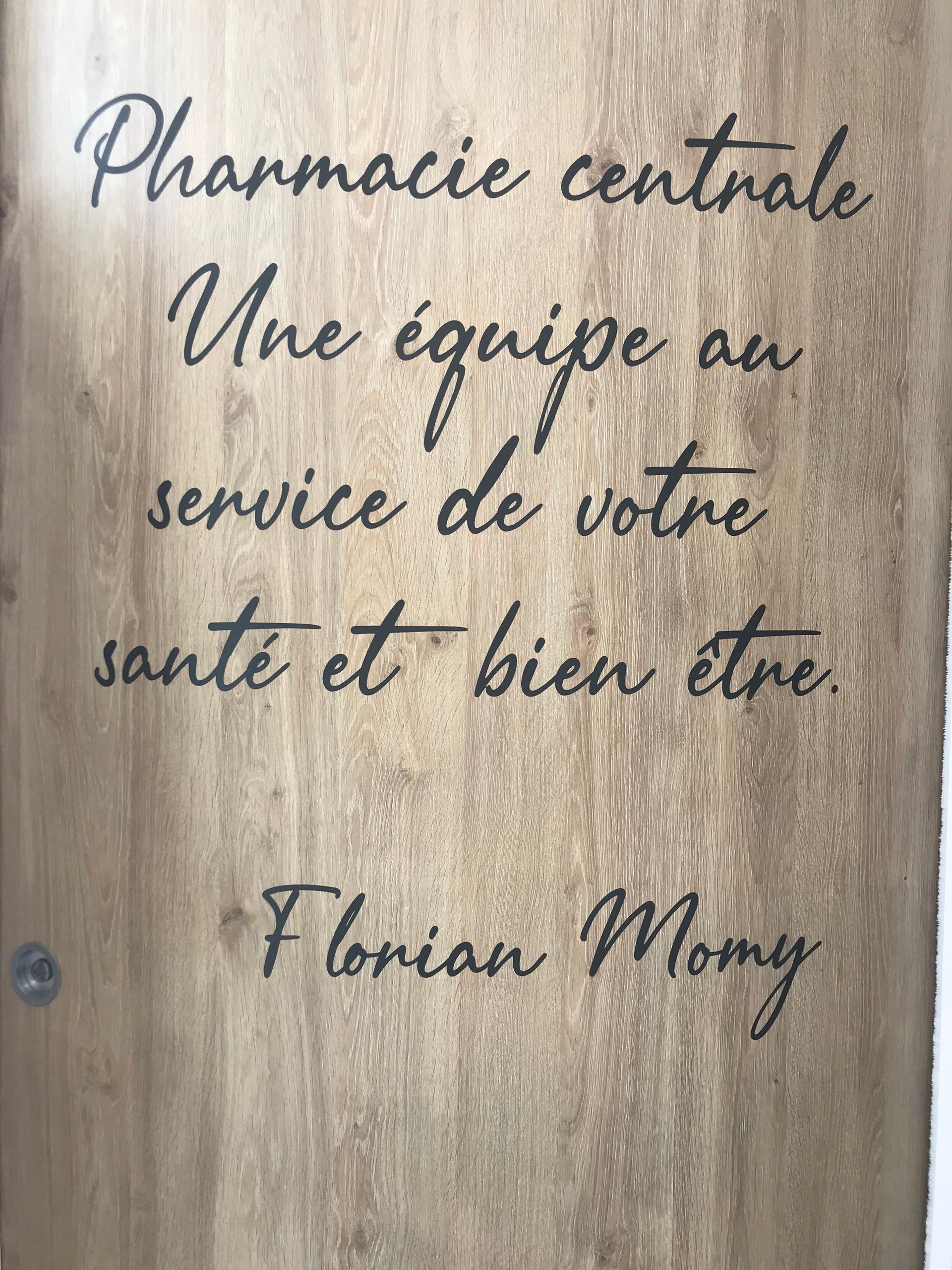 Un tiroir de pharmacie.