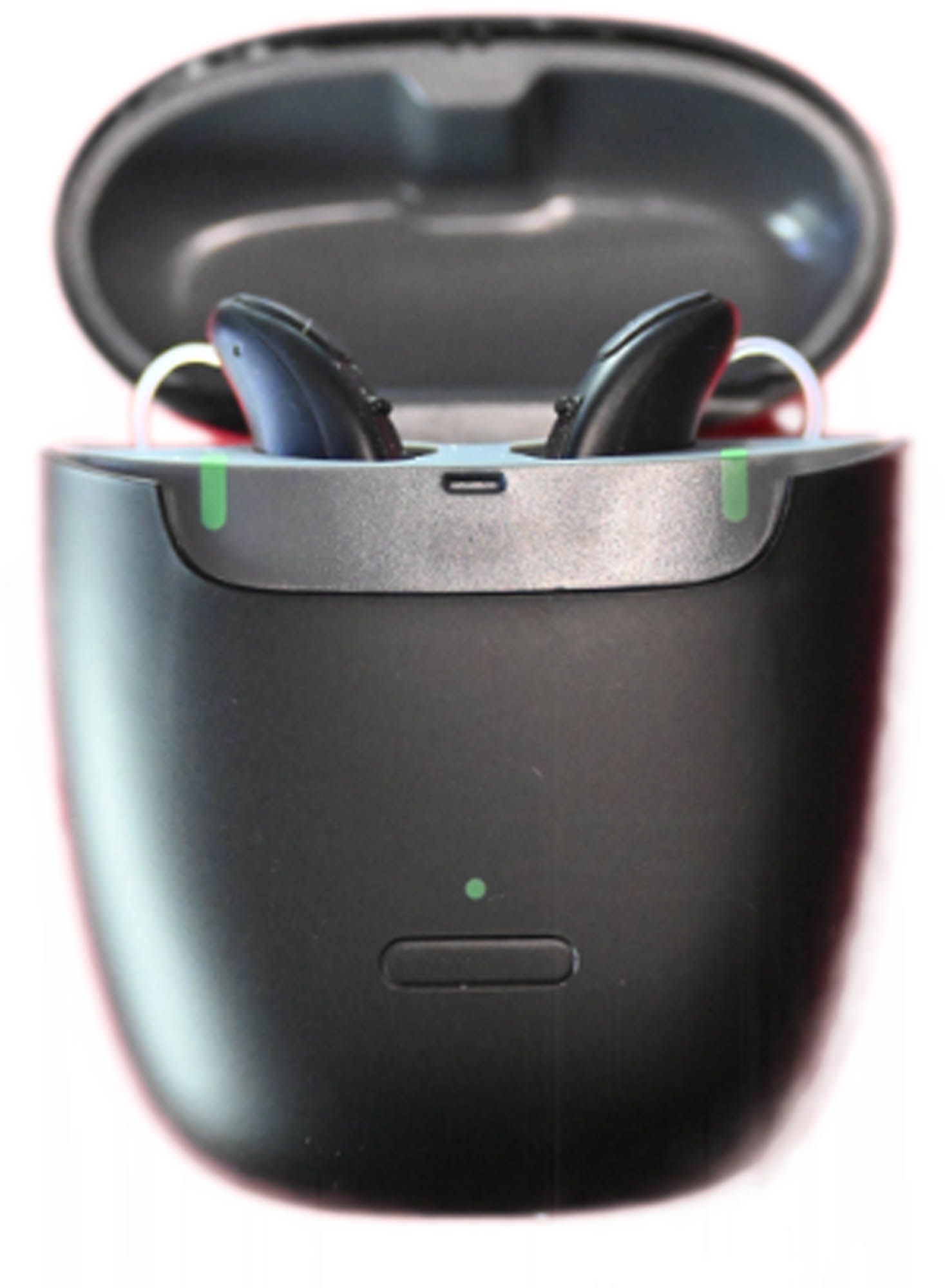 Ein Paar Hörgeräte in einem Ladeetui