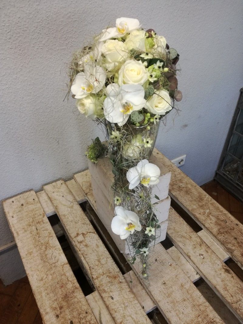 Blumenstrauß steht auf einer KistE