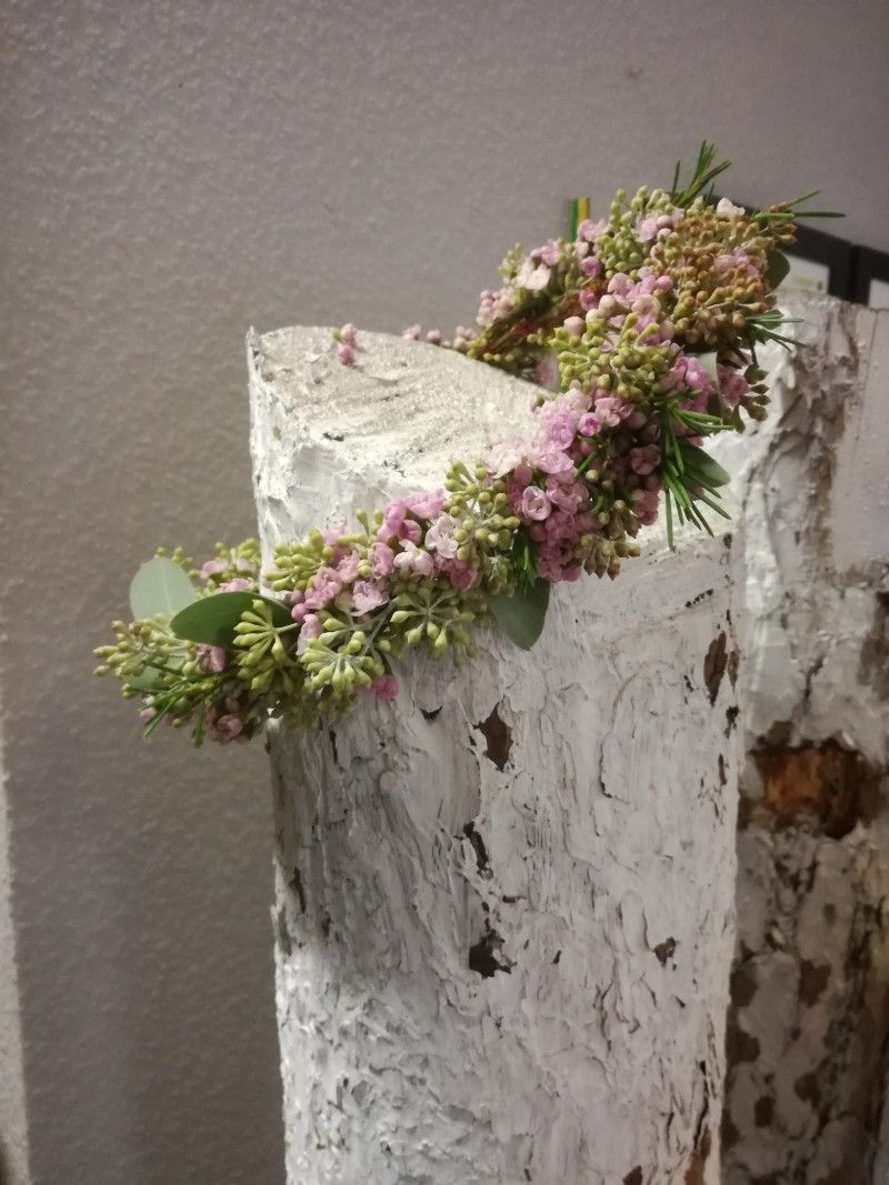 Blumenkranz am Holz