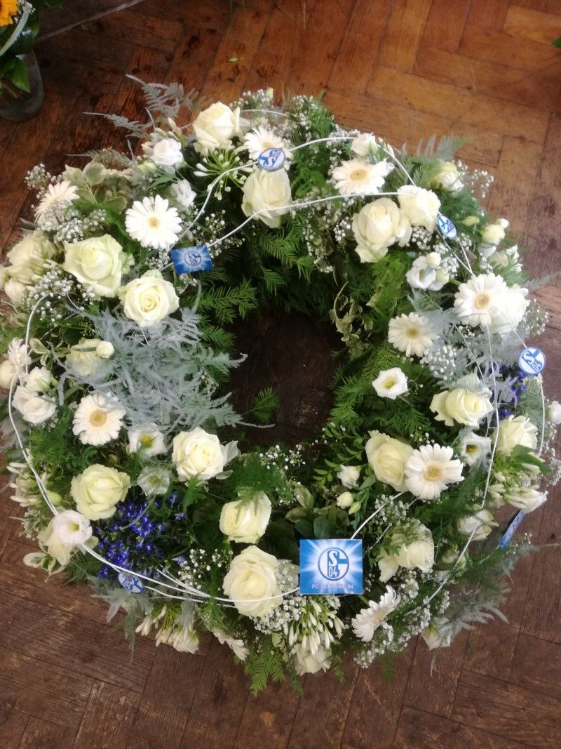 Blumenkranz mit verschiedenen Blumen