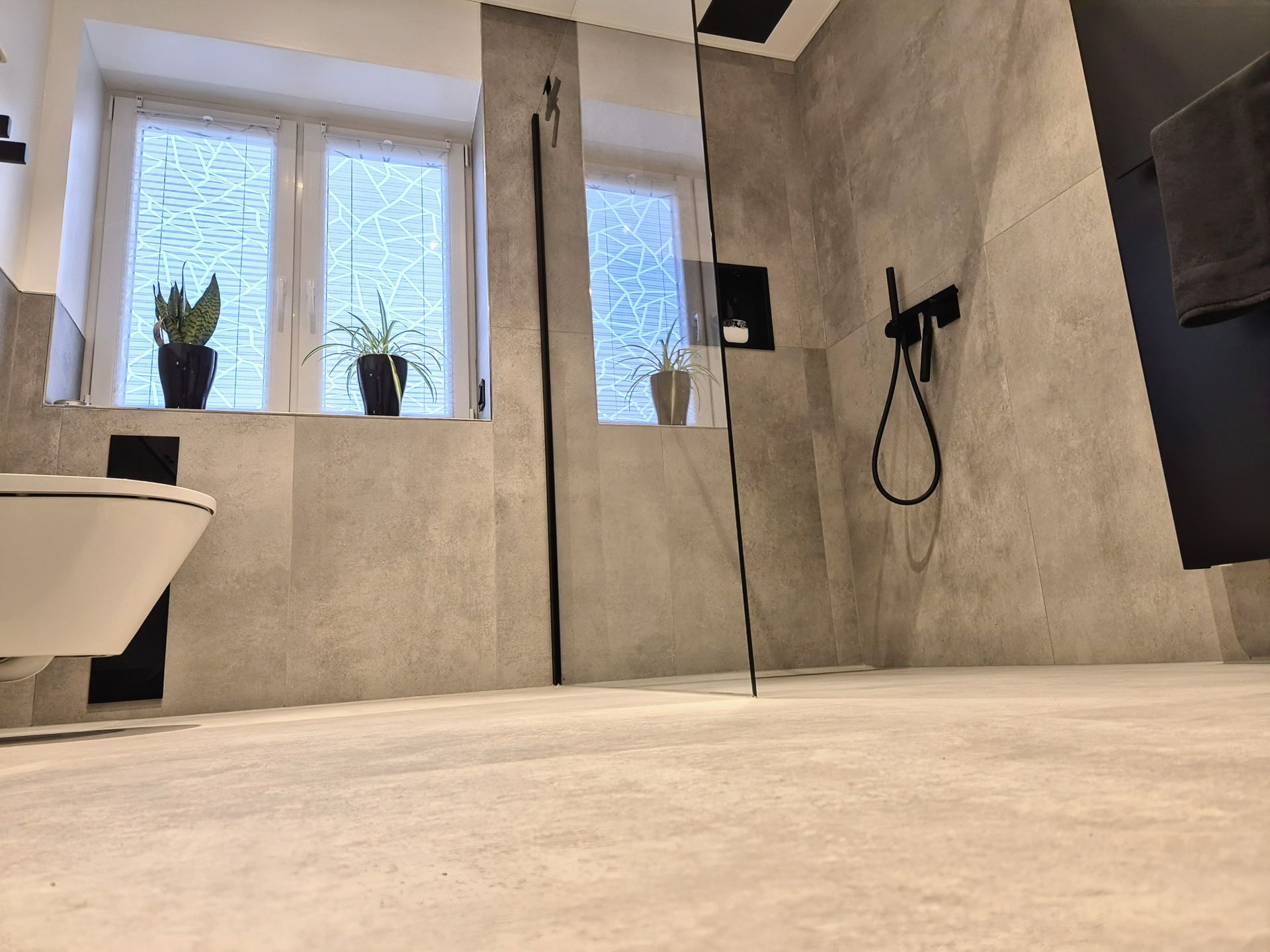 Weiß gefliestes Badezimmer mit türkisem Fliesenmuster