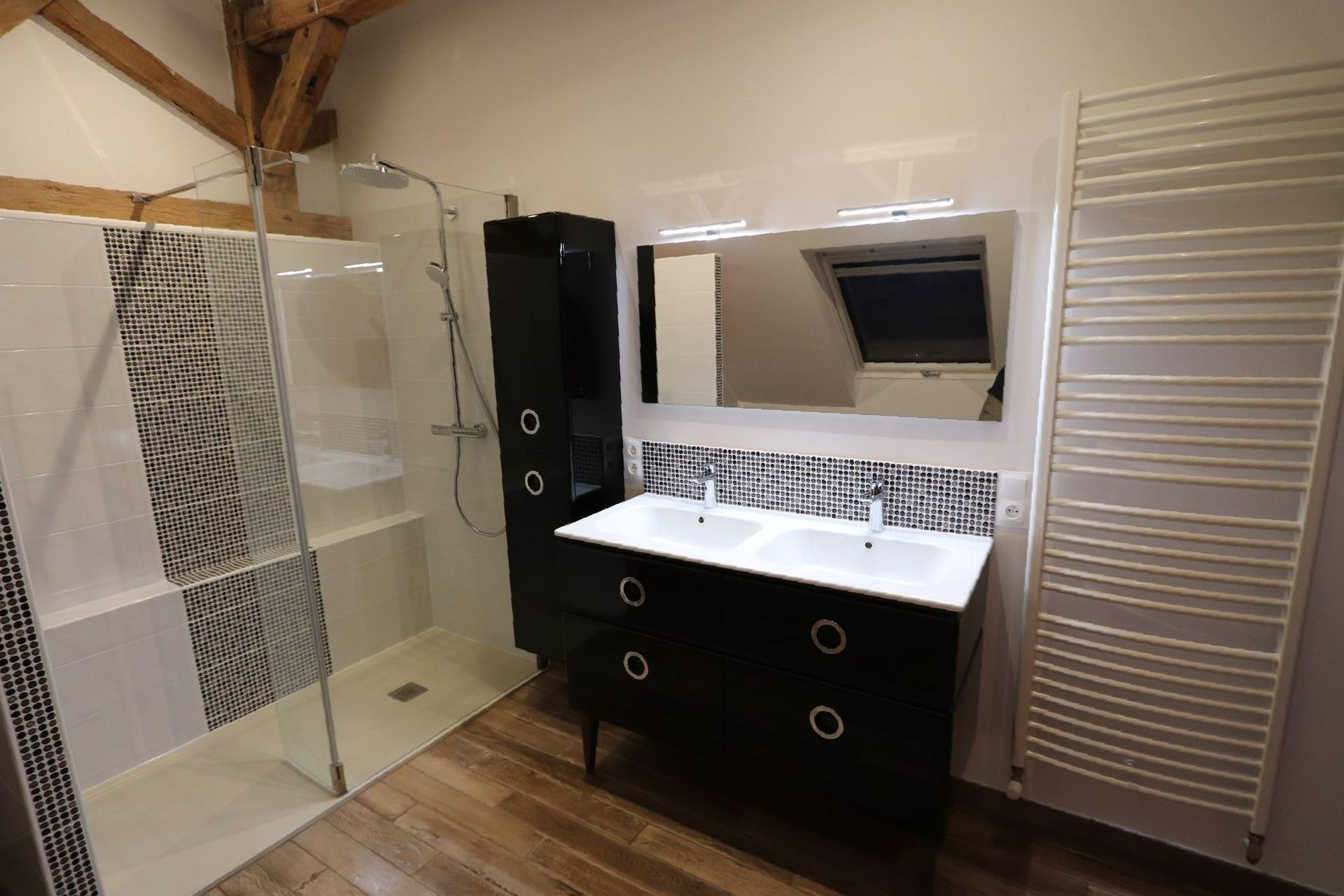 Une salle d'eau avec meuble sous vasque suspendus avec douche à l'italienne