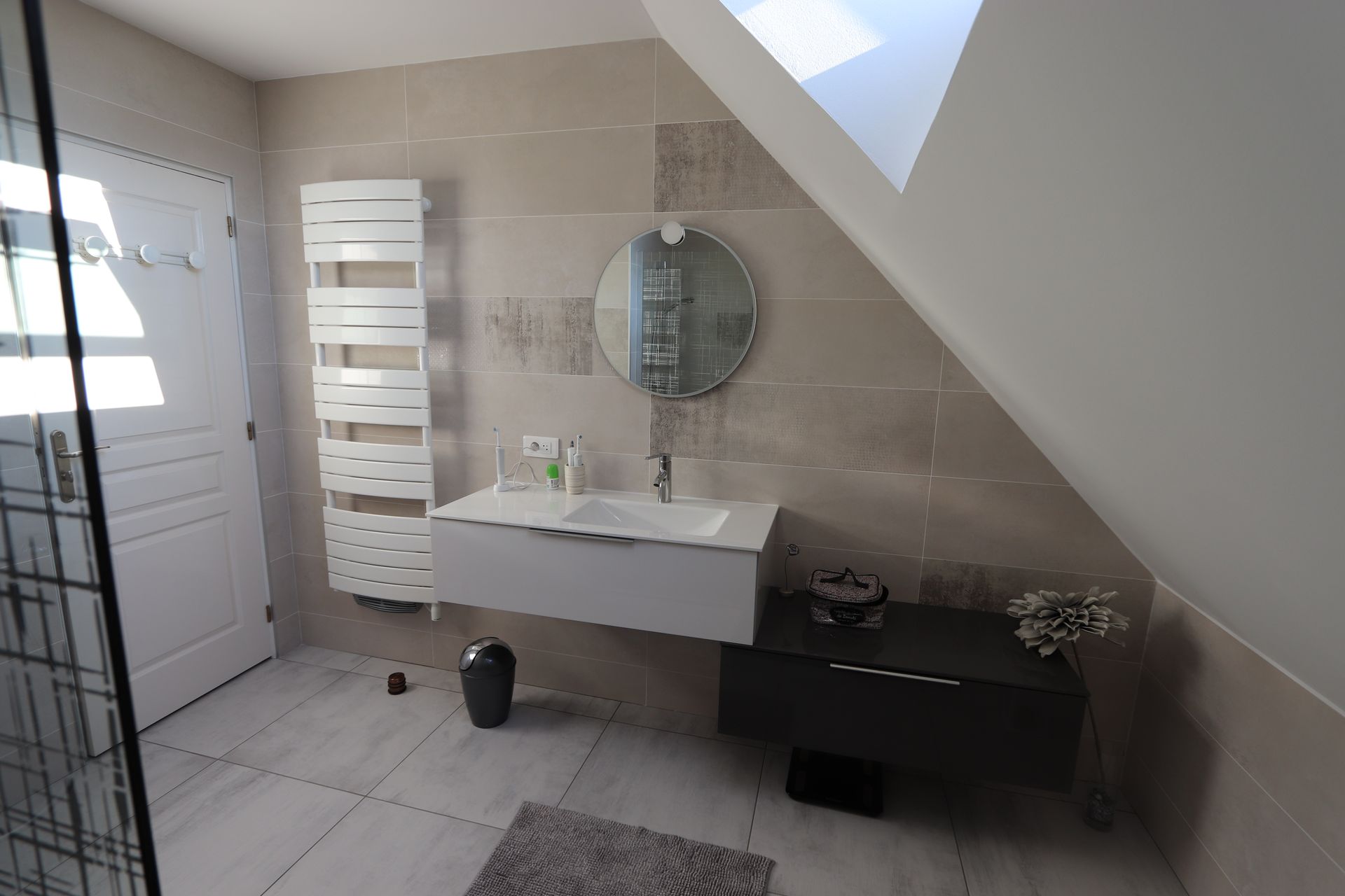 Un meuble sous vasque suspendu dans une salle d'eau