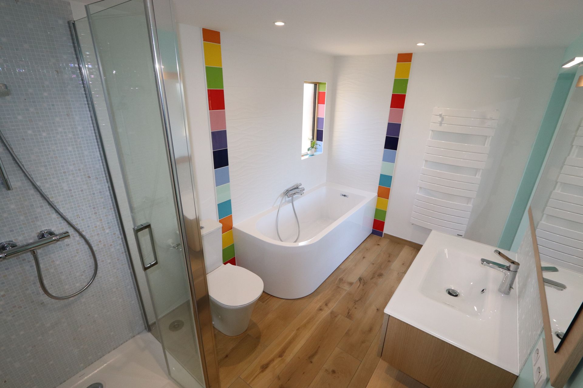 Une salle de bains composée d'une baignoire et d'une douche