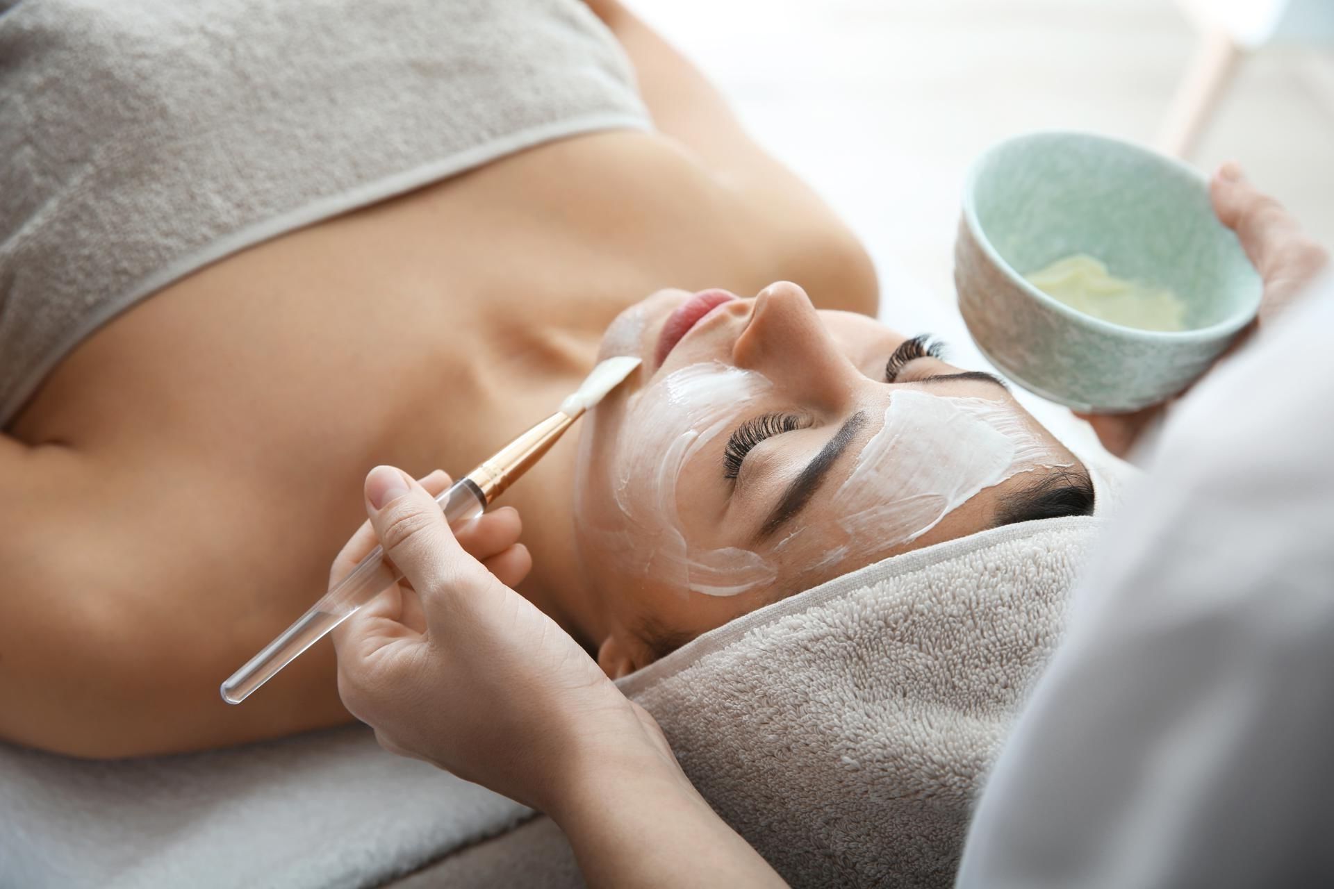 Eine Frau bekommt in einem Spa eine Gesichtsbehandlung.