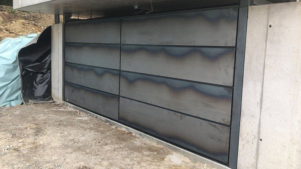 schwarzes Eingangstor