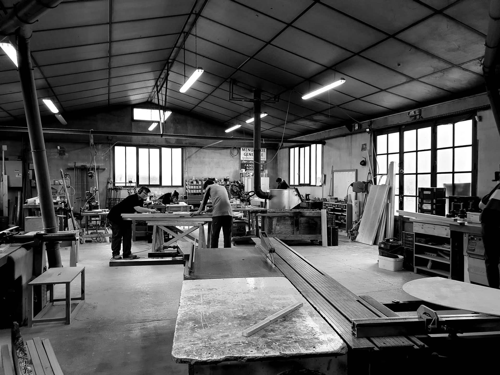 Atelier de menuiserie avec deux menuisiers